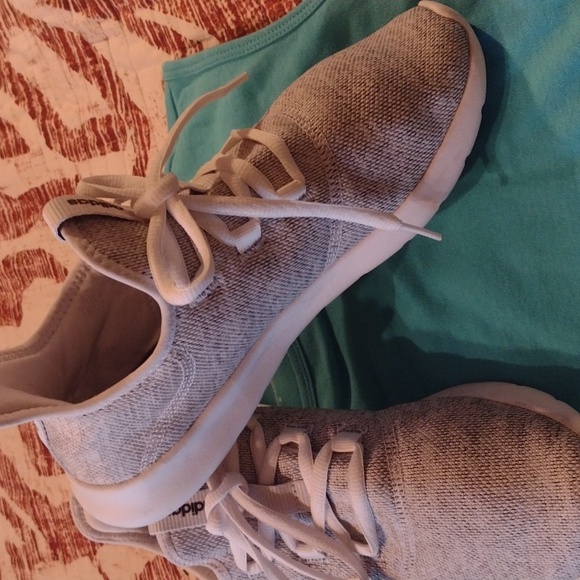 Tennis shoes - Picture 2 of 5